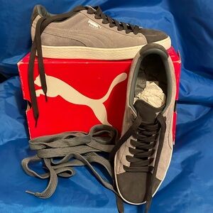 Puma Men’s Suede Classic sneaker! Gray/Black size 10.5 with extra laces